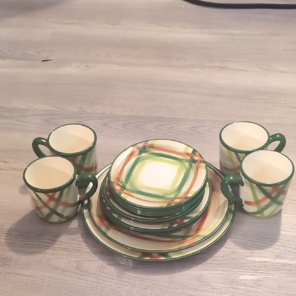 Plaid Ceramic Dinnerware Set - Green and Cream